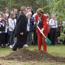 Queen Sonja planted a tree at Vangen, assisted by Mayor Kåre Helland and Kristian Bergsund  (Photo: © AASTA BØRTE)